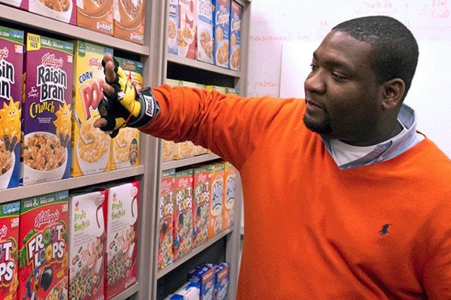 blind-glove-shopping-640x426