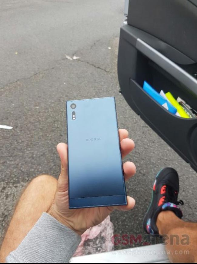 Sony-Xperia-F8331-2