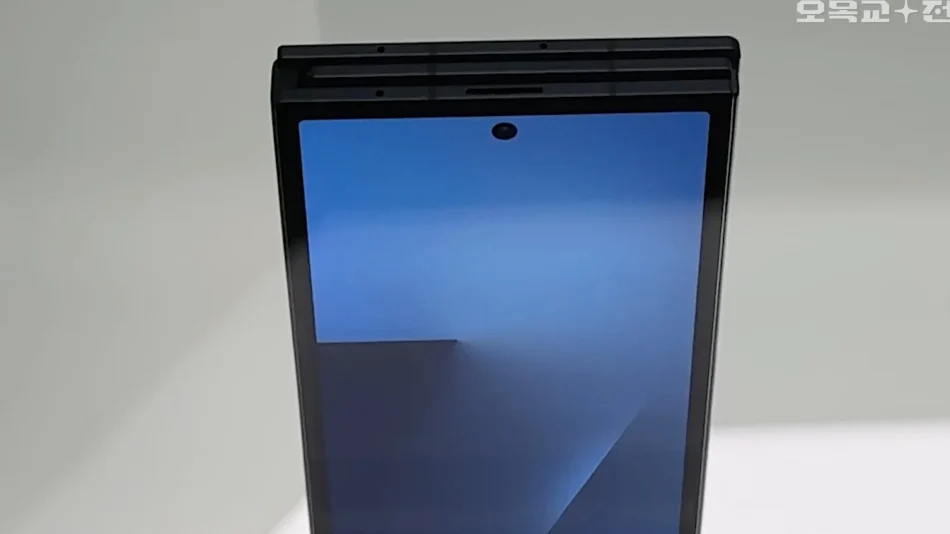 Telefon Lipat-Tiga Samsung Diperlihatkan Dengan Lebih Jelas 2 Telefon Tiga Lipat Samsung 4