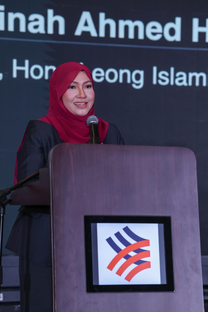 batch Dafinah Ahmed Hilmi CEO of HLISB delivering her speech at the Bank s 20th Anniversary