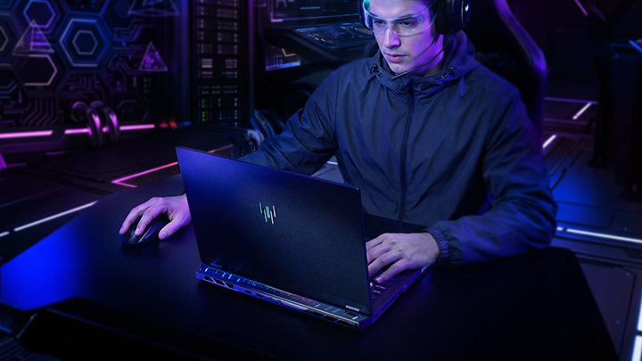 Predator Helios 18 AI Valour ARX PH18 i71 Lifestyle 02