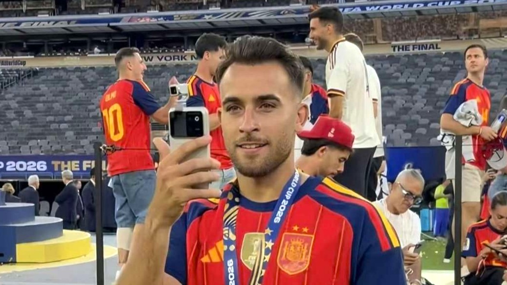 Pemain Sepanyol Dilihat Menggunakan Honor Robot Phone Selepas Memenangi Piala Dunia