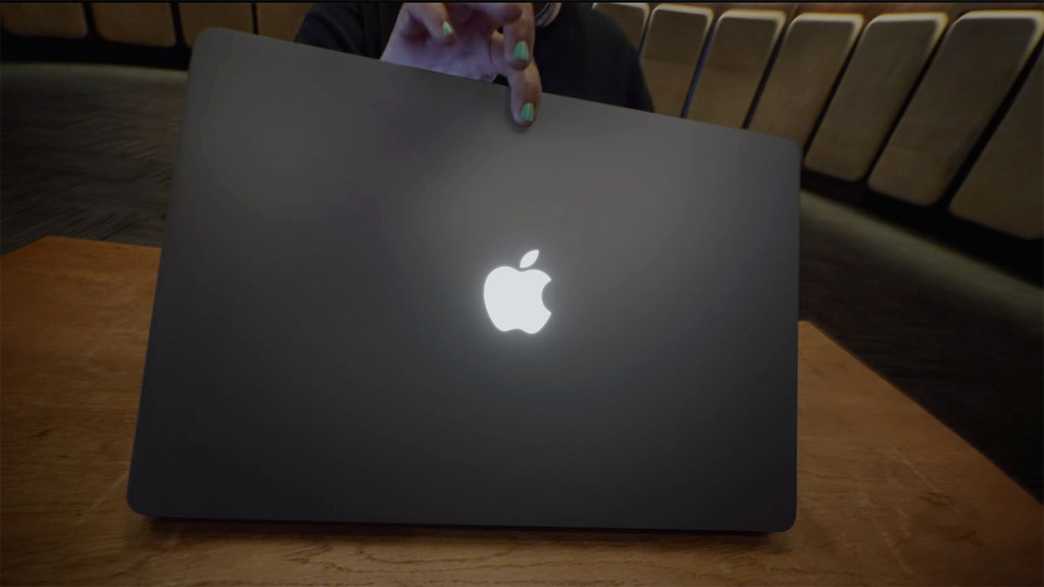 Logo Apple Kembali Berlampu Pada MacBook Pro Dengan Skrin Sesentuh