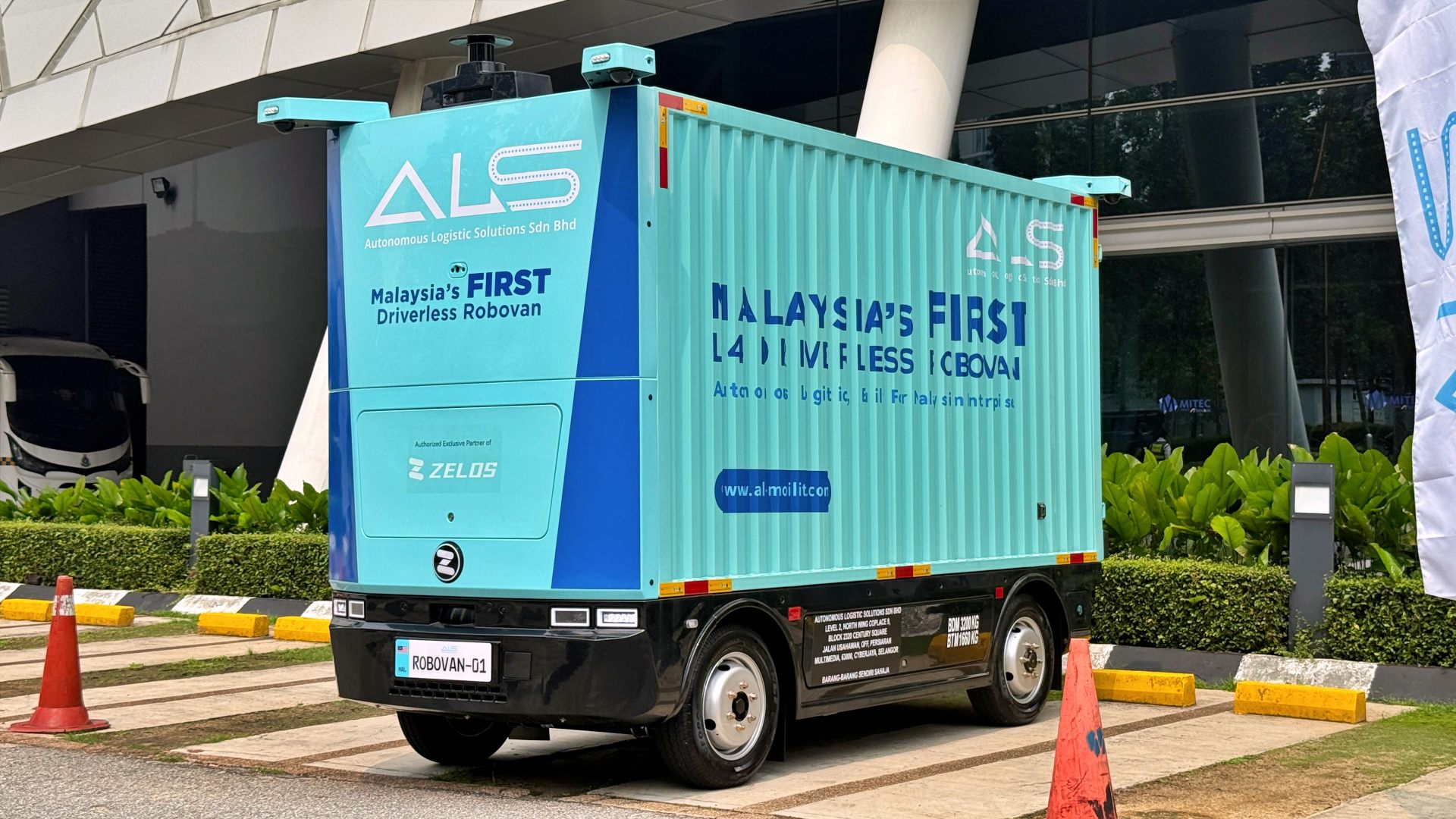 Robot Penghantaran Barang Zelos Kini Diuji Di Jalan Raya Cyberjaya  Guna Nombor Plat ROBOVAN-01